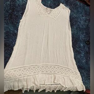 Chic White Sleeveless Blouse with Lace Detail